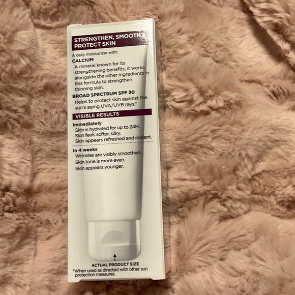 L'Oreal Paris Wrinkle Expert Age Defense UV Lotion - White with Purple Accent - Picture 3 of 4